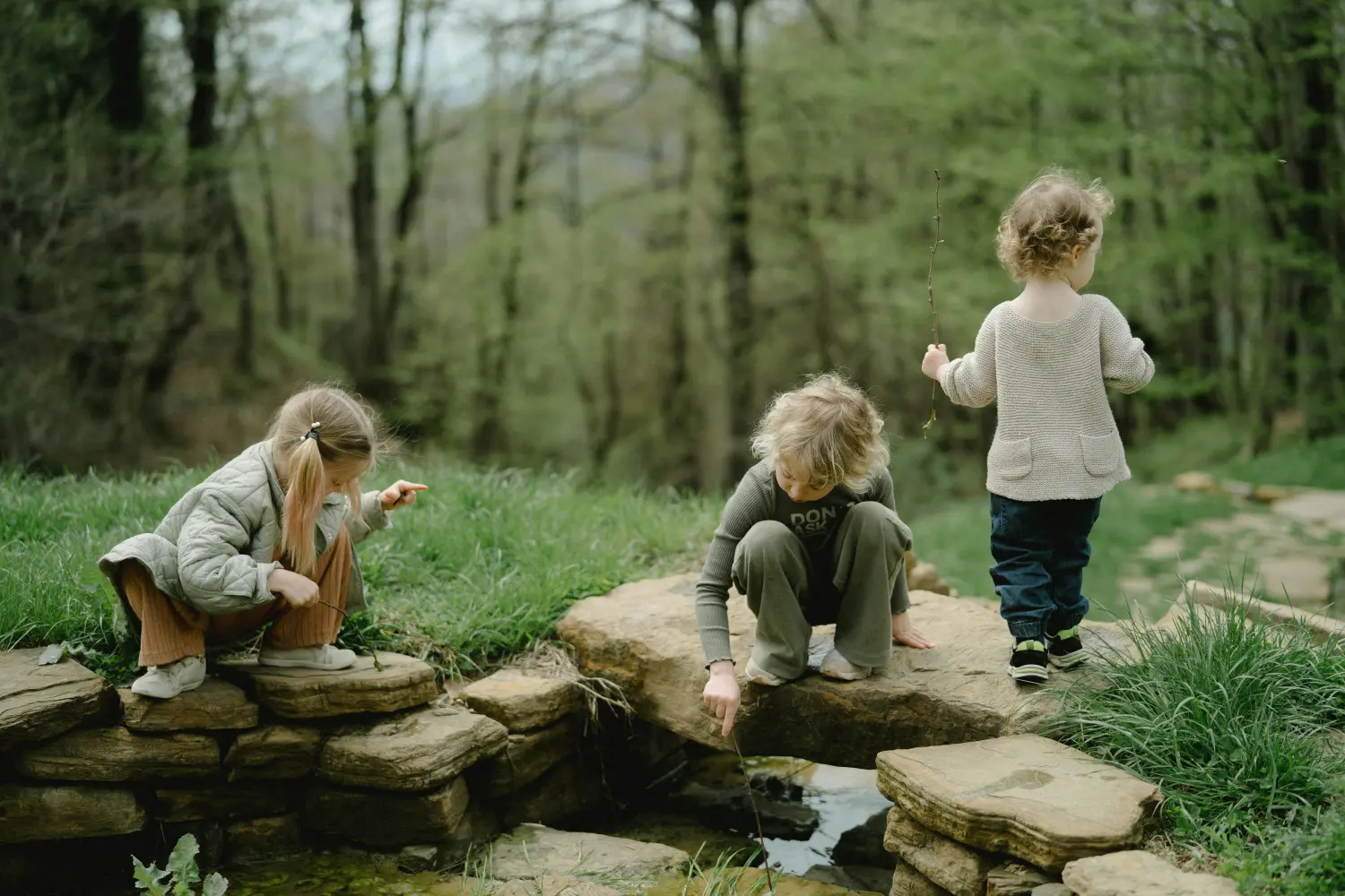 Kinder spielen im Garten von Entspannungstrainerin Saskia Skopp